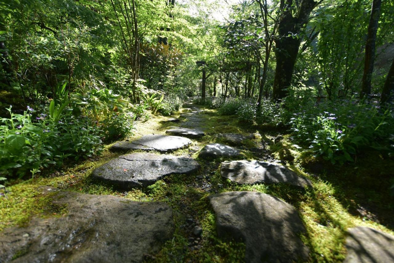 Отель Kurokawa Onsen Oku No Yu Минамиогуни Экстерьер фото